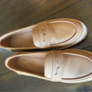 TOMS womens Tan Leather Loafers size 8.5